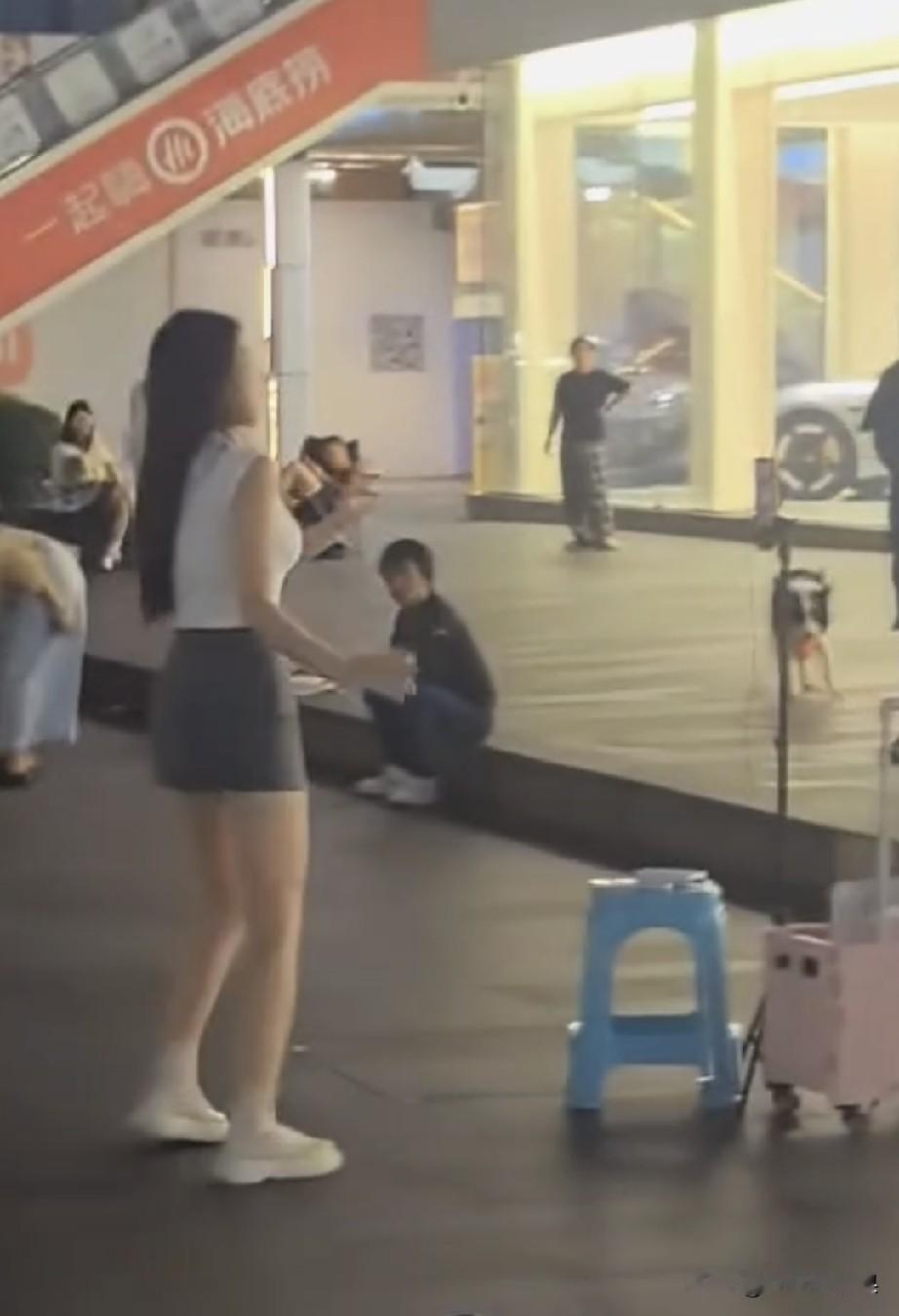 女孩子不上班，就全职这样直播真的能赚到钱吗？
现在经常看到在城里人员密集场所的门