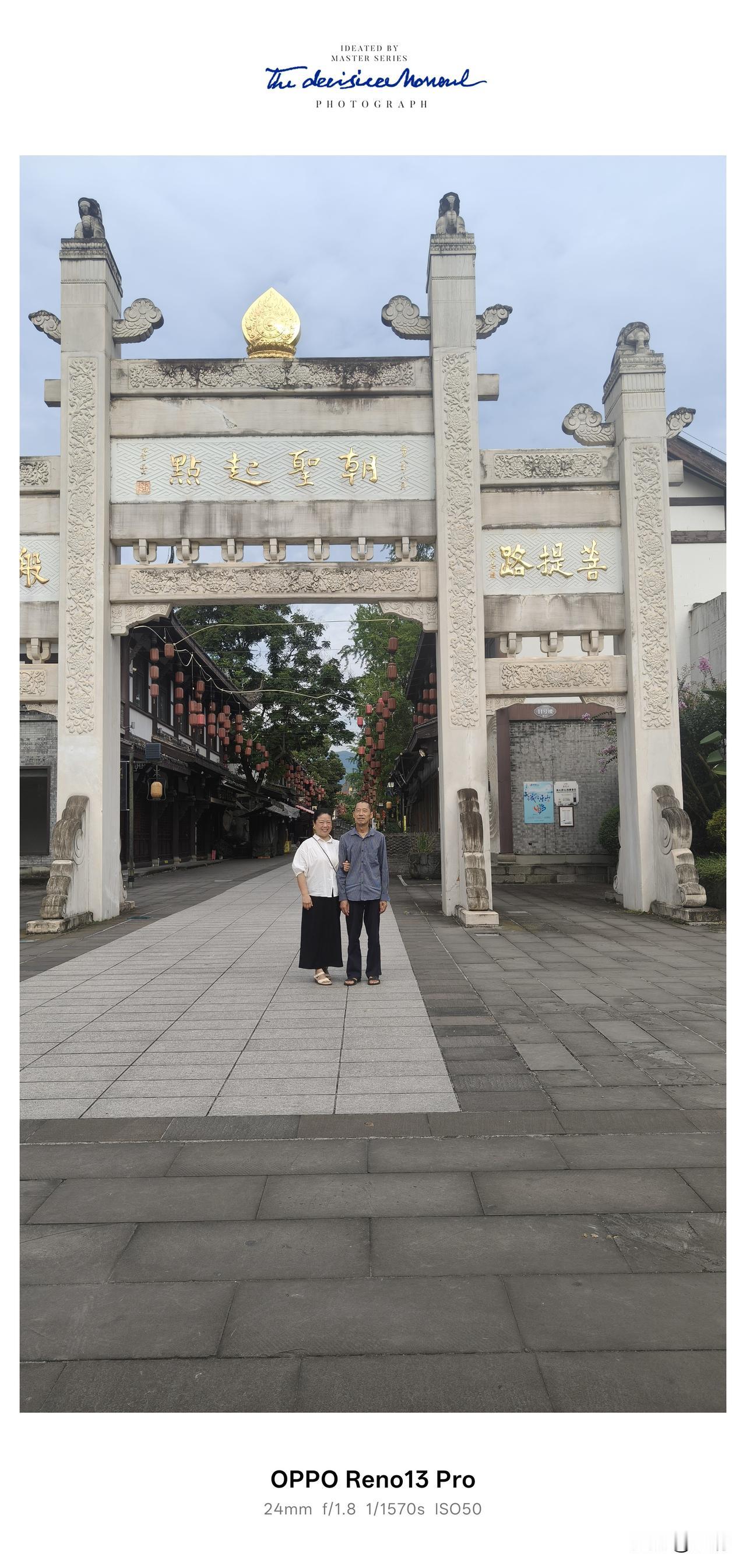 来参与这个有趣的话题啦！晒出这张实拍照片，友友们来猜一猜，我这是在哪里拍摄的？[