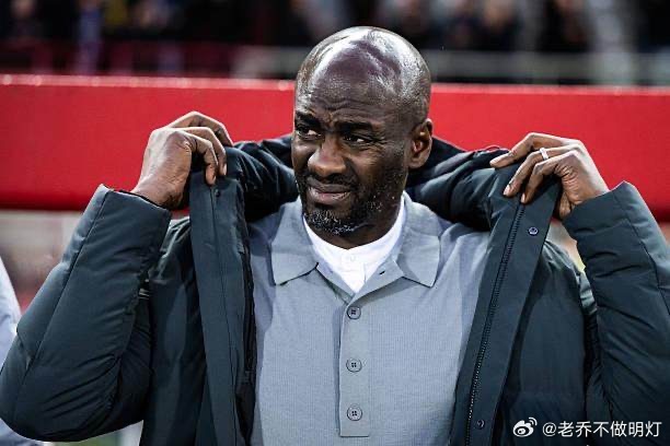 加纳队在友谊赛1比2输给德国队后宣布主帅奥托·阿多下课，此时距离世界杯开打只有7