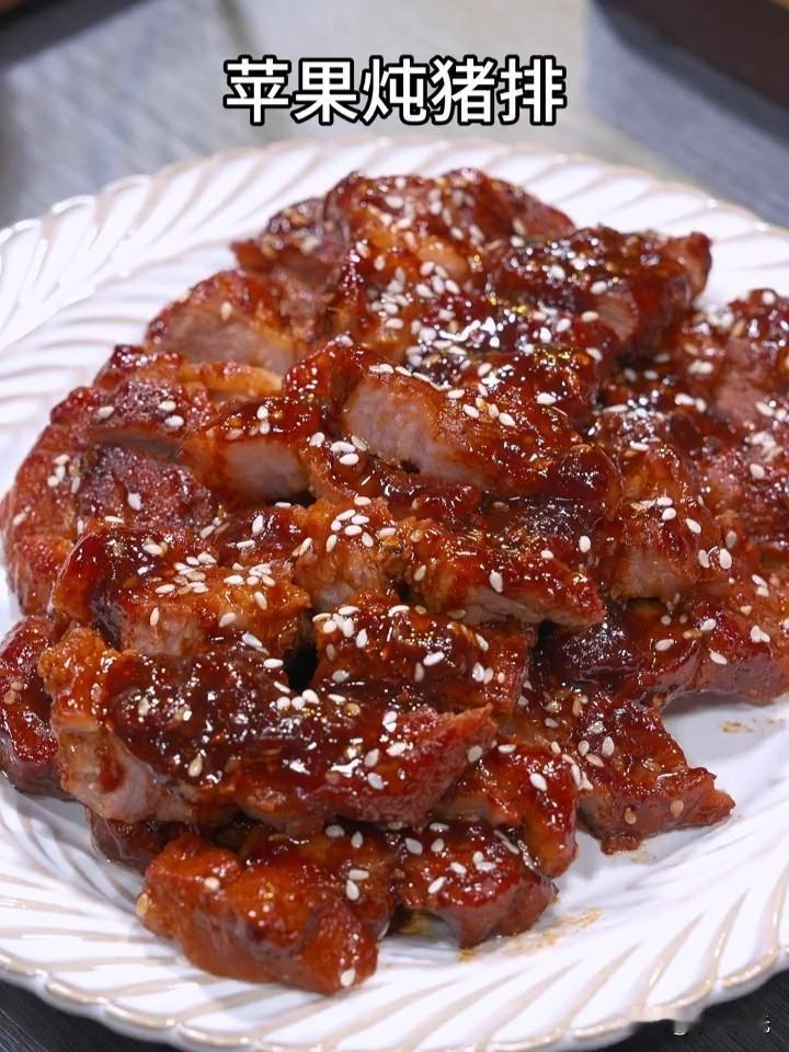 平时家里总想着换花样做肉菜，最近摸索出一款超受欢迎的苹果洋葱焖猪排，做法简单，味