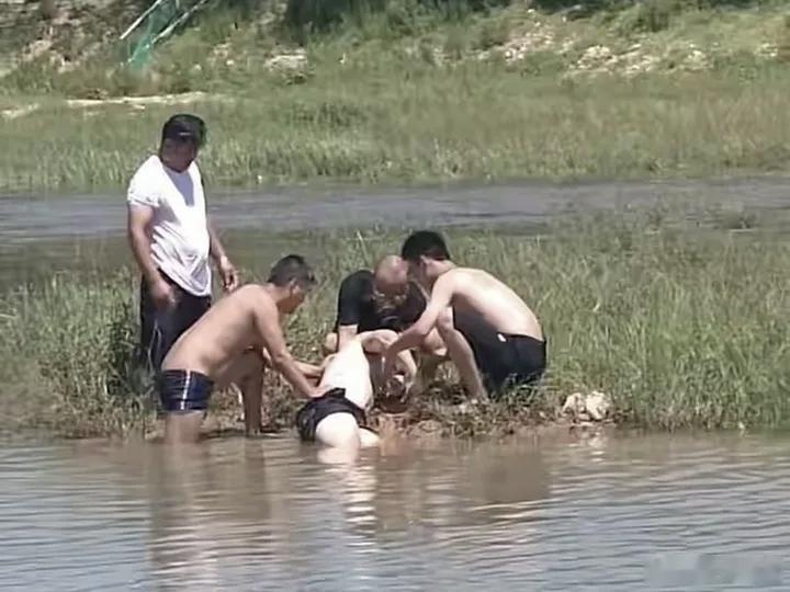感动瞬间致敬 盛夏时节，山东济南玉符河畔的一场意外，让4个平凡身影成为整座城市的