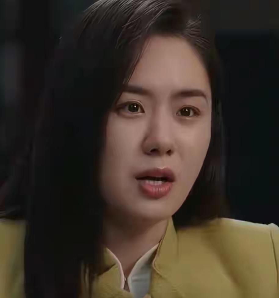 镜头前，她把化疗针扎进骨髓的痉挛，偷换成角色的神经质颤抖。
导演喊咔，没人知道她