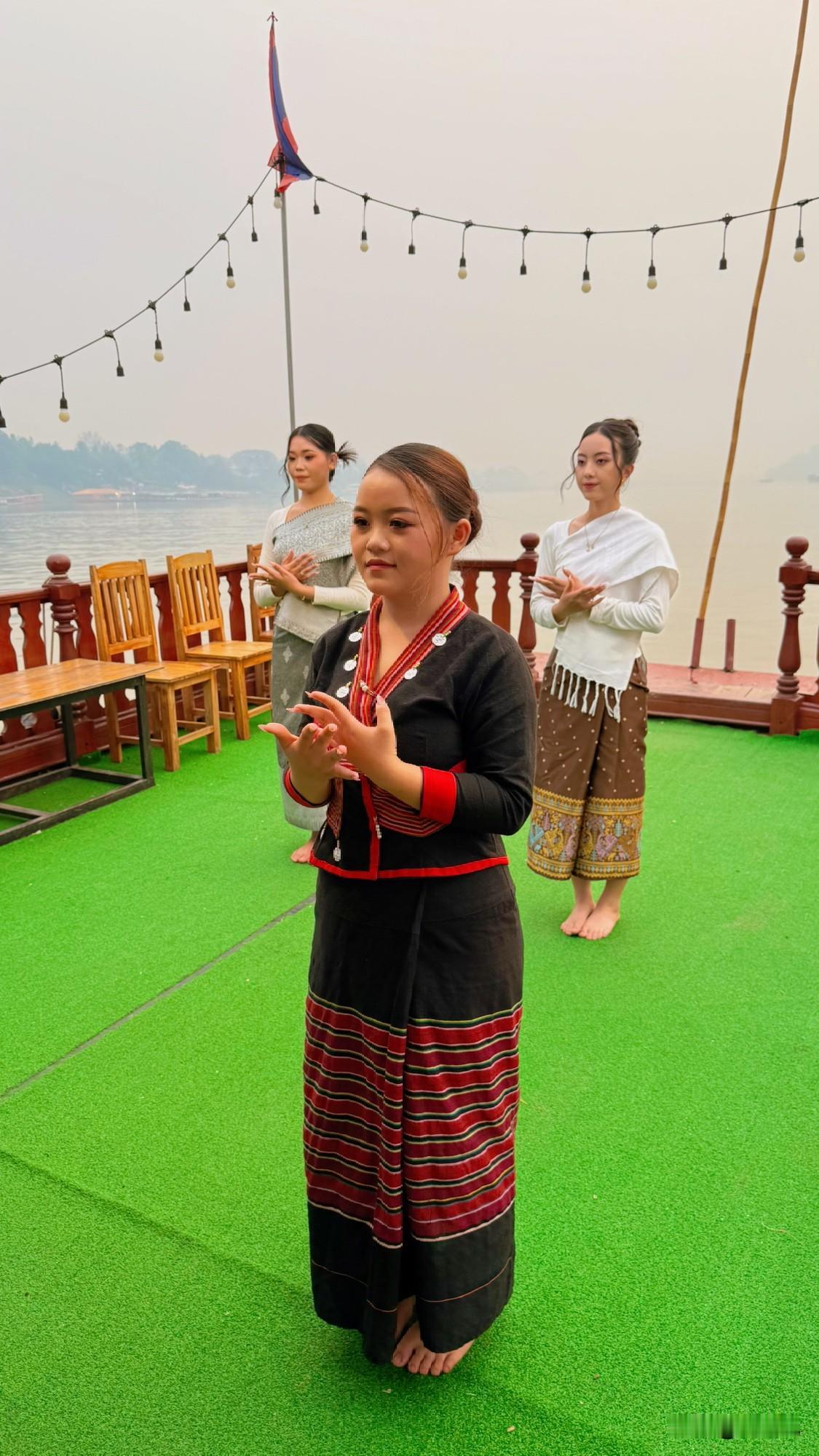 老挝的女孩十几岁打扮得漂漂亮亮，在湄公河游船上为中国游客演唱。

导游说这些女孩