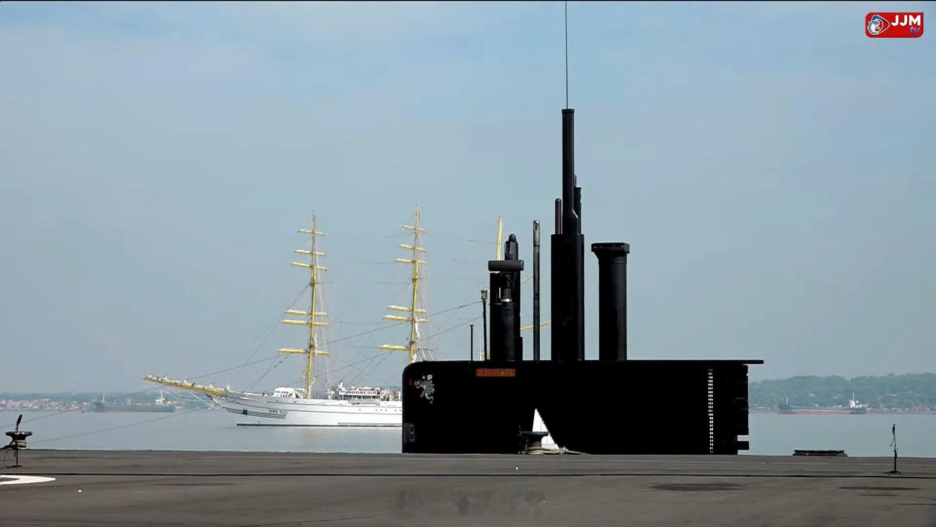 中外舰闻 印尼海军209型/纳加帕萨级潜艇“纳加帕萨”号（403）停靠在东爪哇泗