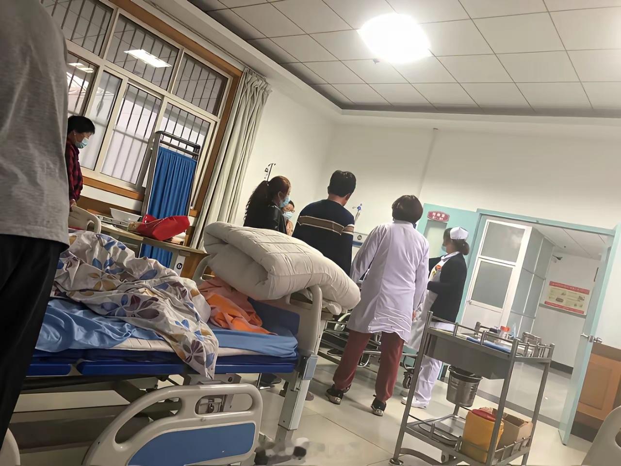 65岁父亲突发脑溢血，女儿被医生问“要不要抢救”。医生说：至少15万，后续恢复未