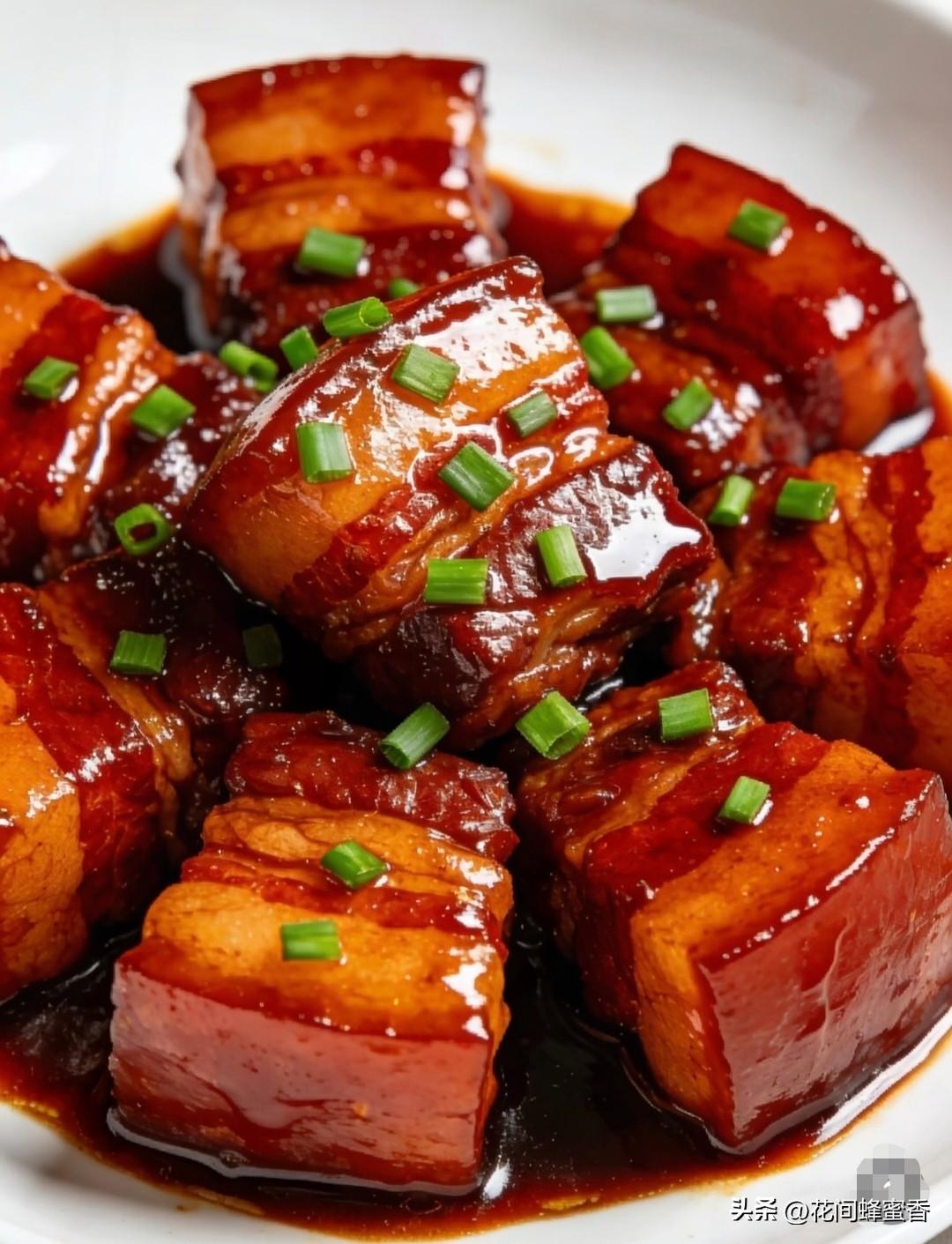 红烧肉怎么做才香？
掌握小窍门，肥而不腻入口即化
 
很多人做红烧肉，要么发柴，