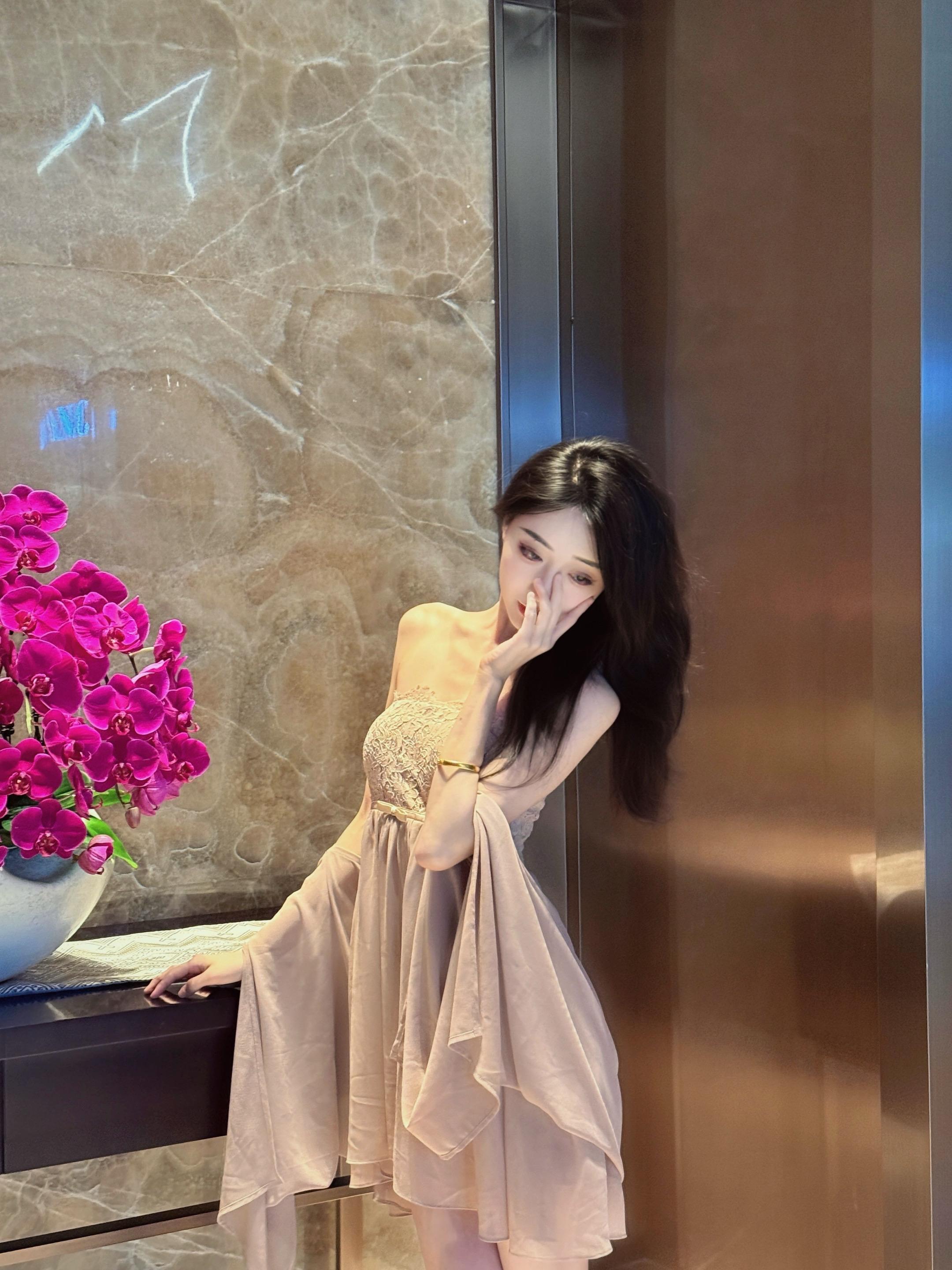 她有一种饱经世故的天真