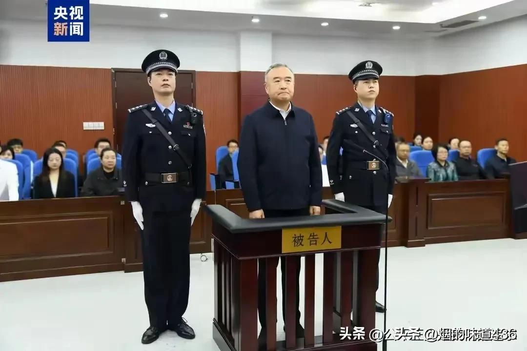 看这架势，目中无人、目空一切、目无法纪…曾经位高权重的他，是不是觉得现在的自己，