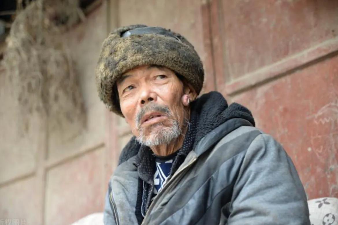 杭州一老大爷把400多万拆迁款都给了儿子，女儿因嫁给了外地人，家庭条件也就一般，