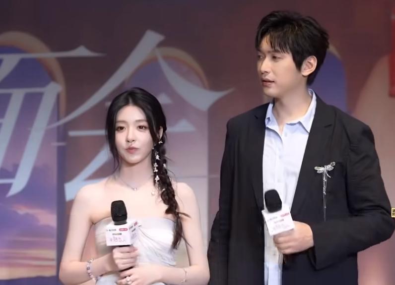 柳周见面会公开撒糖！一句泰语“我爱你”，另一句上海话“我特别喜欢你”！
主持人安