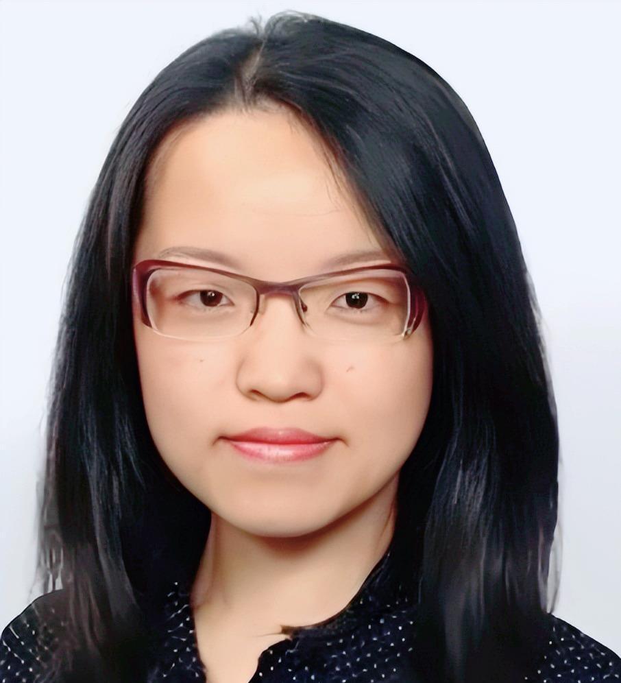 她叫单芃，天津人，1984年生。
 
如今，她是清华大学数学系教授，也是丘成桐数