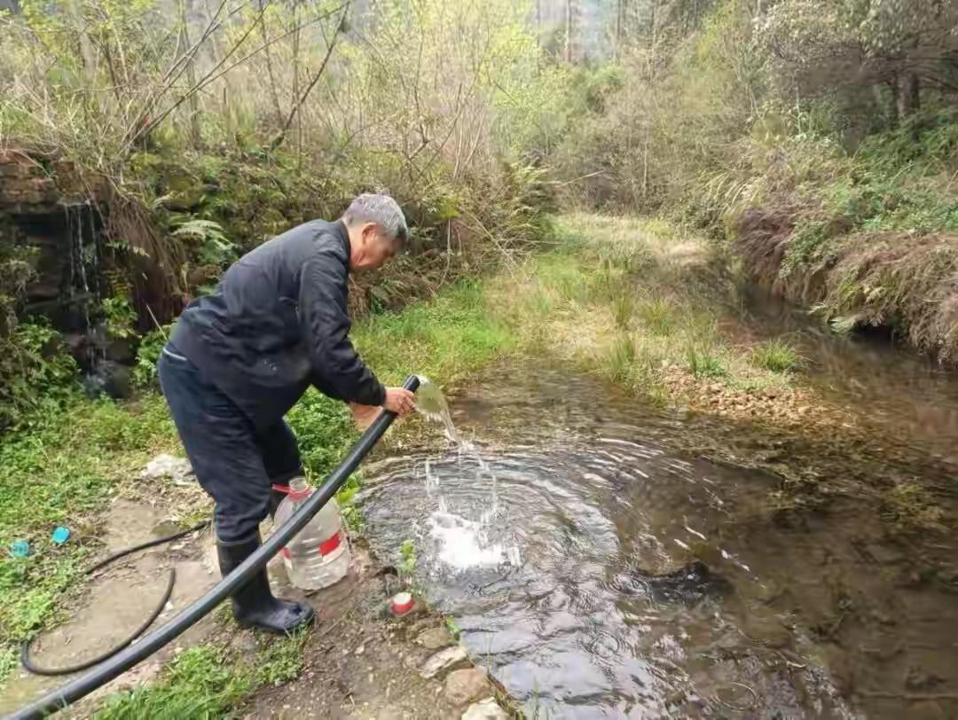 退休局长隐居孤岛11年：真正的体面，是活成自己喜欢的样子
 
退休局长隐居孤岛1