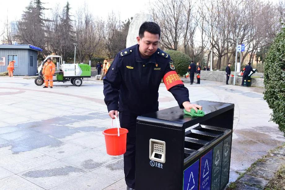 西安浐灞国际港：扮靓城市“颜值” 喜迎“元旦”佳节
新年将至，为了给市民游客营造