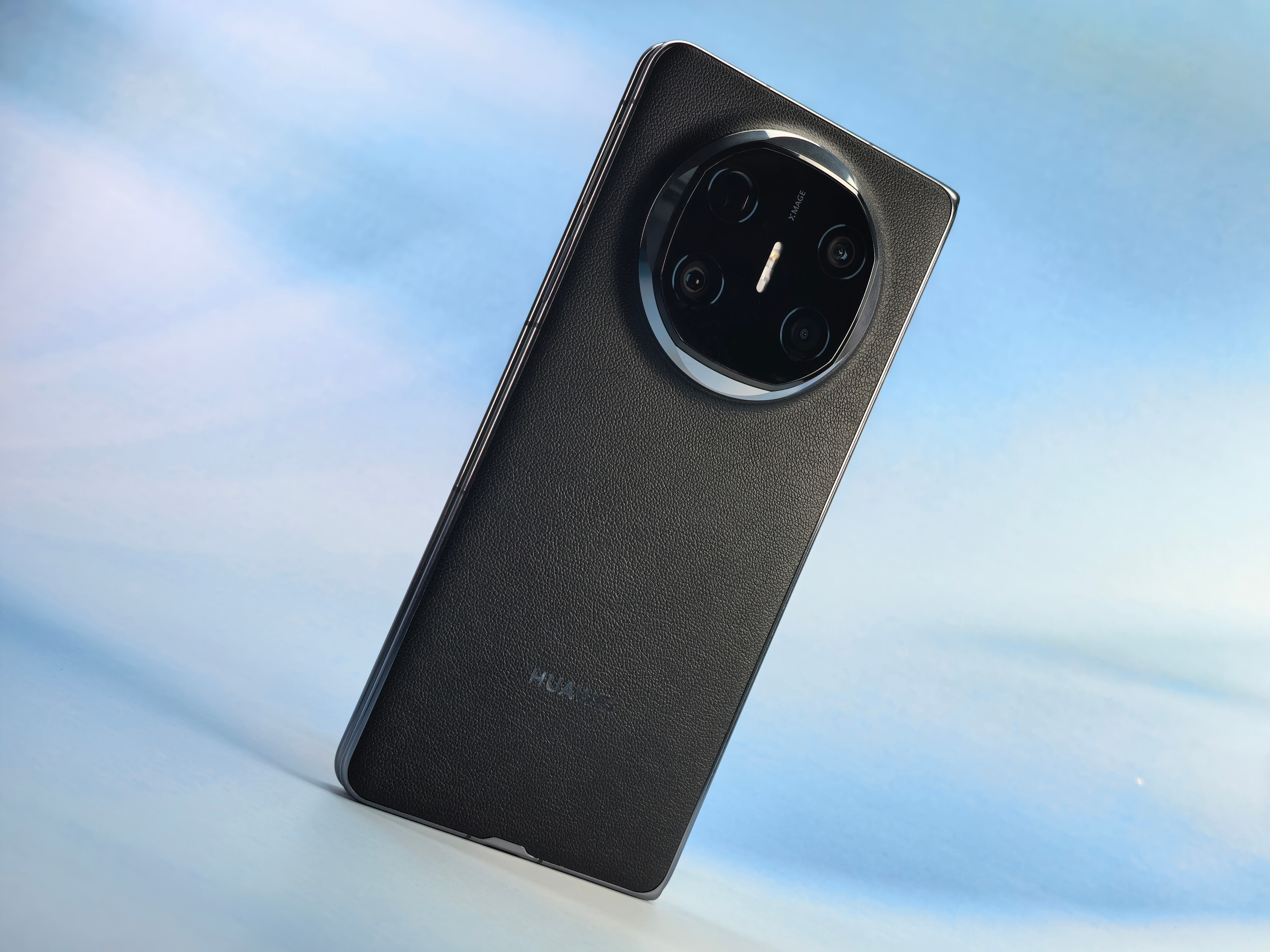 用华为Mate X6这段时间，折叠开着弄文档、回消息特顺手，不用来回切界面。拍日