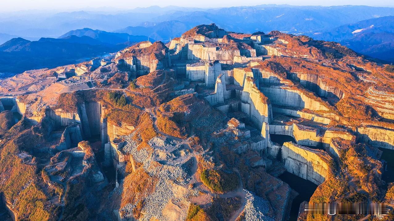 当这座福建漳州的吴田山，突然出现在我眼前的时候，见惯了山河壮丽的我，也被深深感动