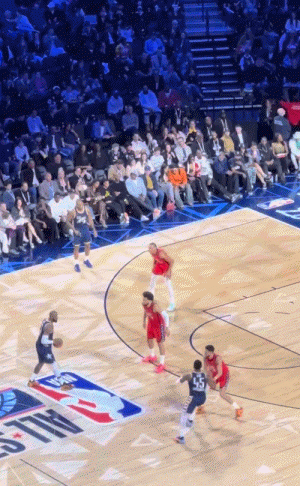 这球真的太不讲理了！詹姆斯踩着logo直接干拔，完全是超巨级别的自信——不是敢投