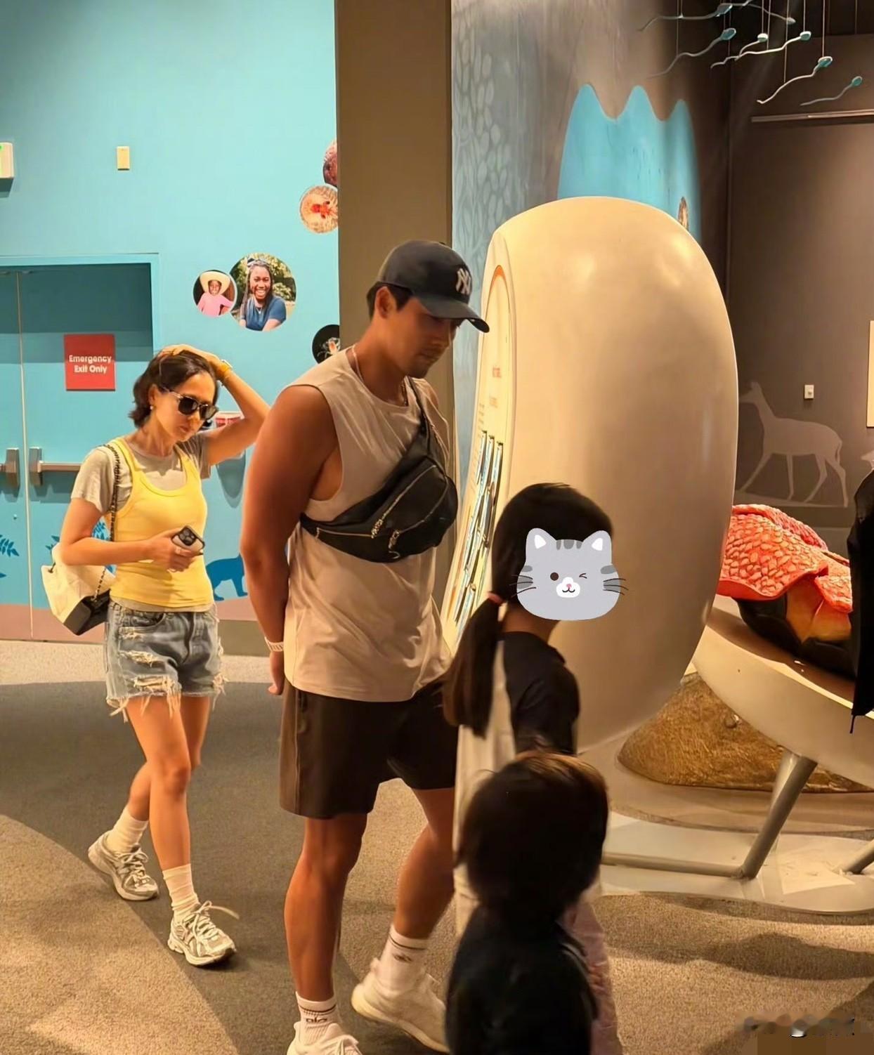 孙艺珍玄彬带儿子逛博物馆，一家三口真是幸福又松弛。