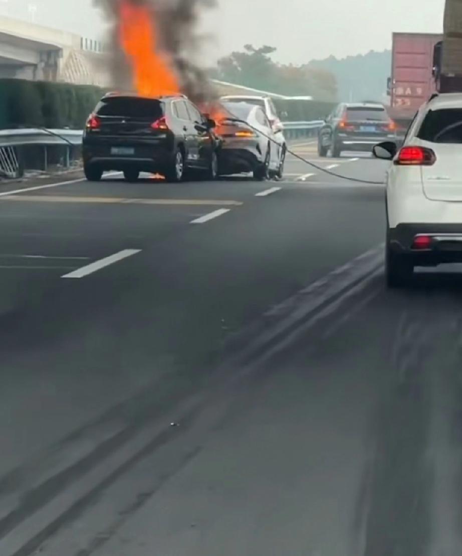 突发！！小米与标志碰撞事故，现场车辆起火！