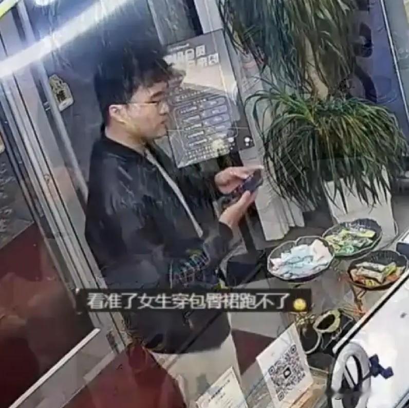 近日，浙江这小伙子火了！只是火的途径有点让人脸红。
4月27日凌晨1点20分左右