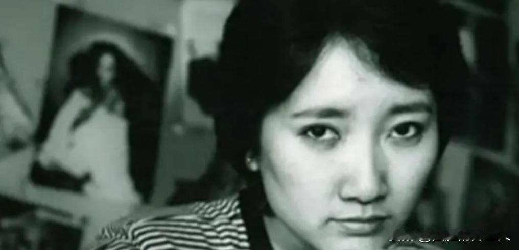 1998年一夜，王刚借着酒劲走进成方圆的房间，向她又一次提出要求，没想到成方圆又