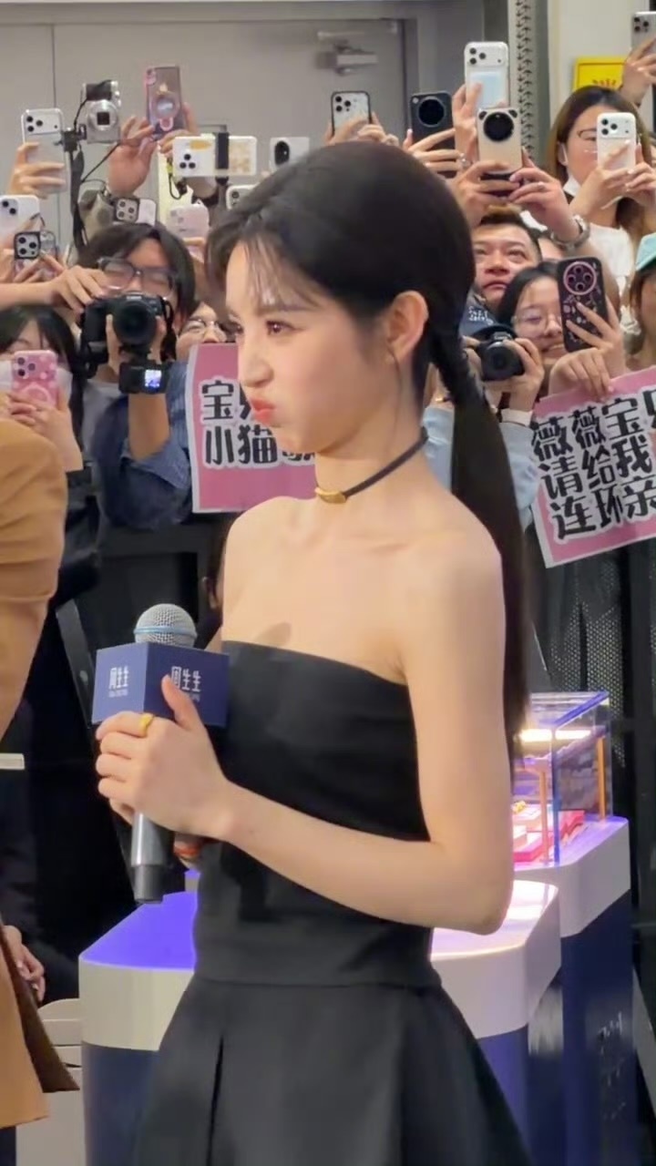 今天线下的田曦薇打招呼live生图，好萌吧