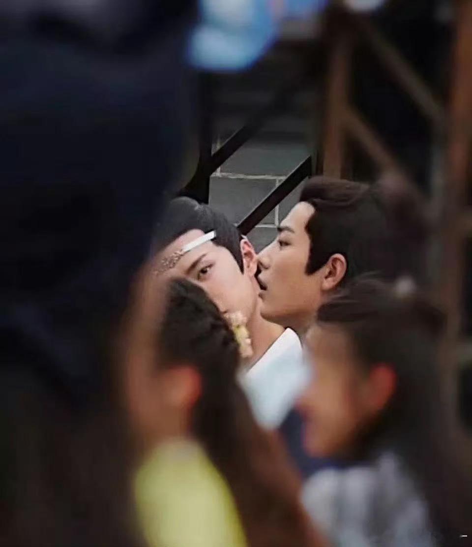 我的天 第一张没见过啊啊啊啊 肖战王一博都喜欢歪头看对方