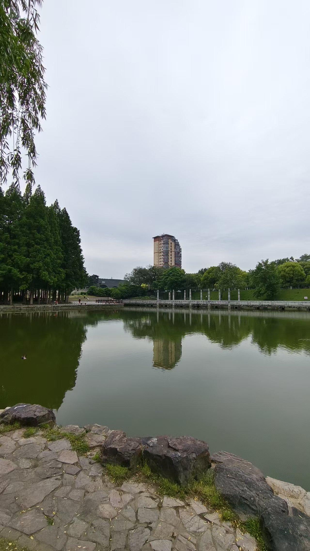 《玄武湖的落日，紫金山的朝阳是它每天的风景，22岁的“年纪”却略显沧桑，你能说出