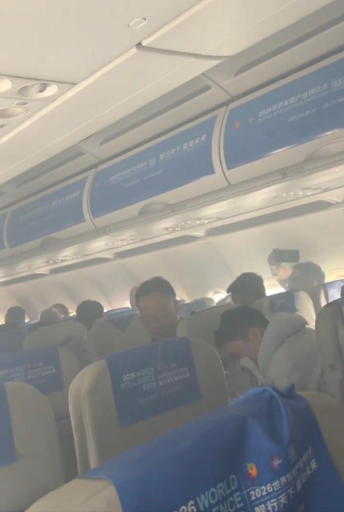 6月15日，天津航空执飞的天津飞往揭阳的GS7829航班客舱内出现烟雾。现场视频