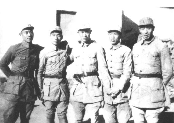 1942年平山夹峪，晋察冀军区四分区领导合影。左起:王宗槐、易耀彩、刘道生、邓华