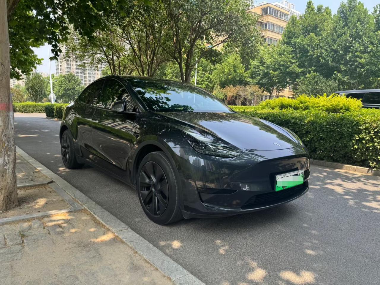 毛豆y标续，灰色，2.2万公里。
24年7月车，HW4.0，原版原漆，带车衣，价