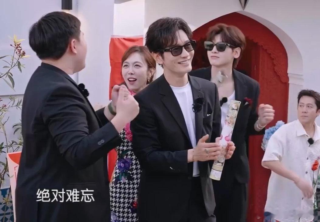 张百乔公主抱黄晓明救命！张百乔公主抱黄晓明这幕太有梗了！晓明哥随口起哄要抱，百乔