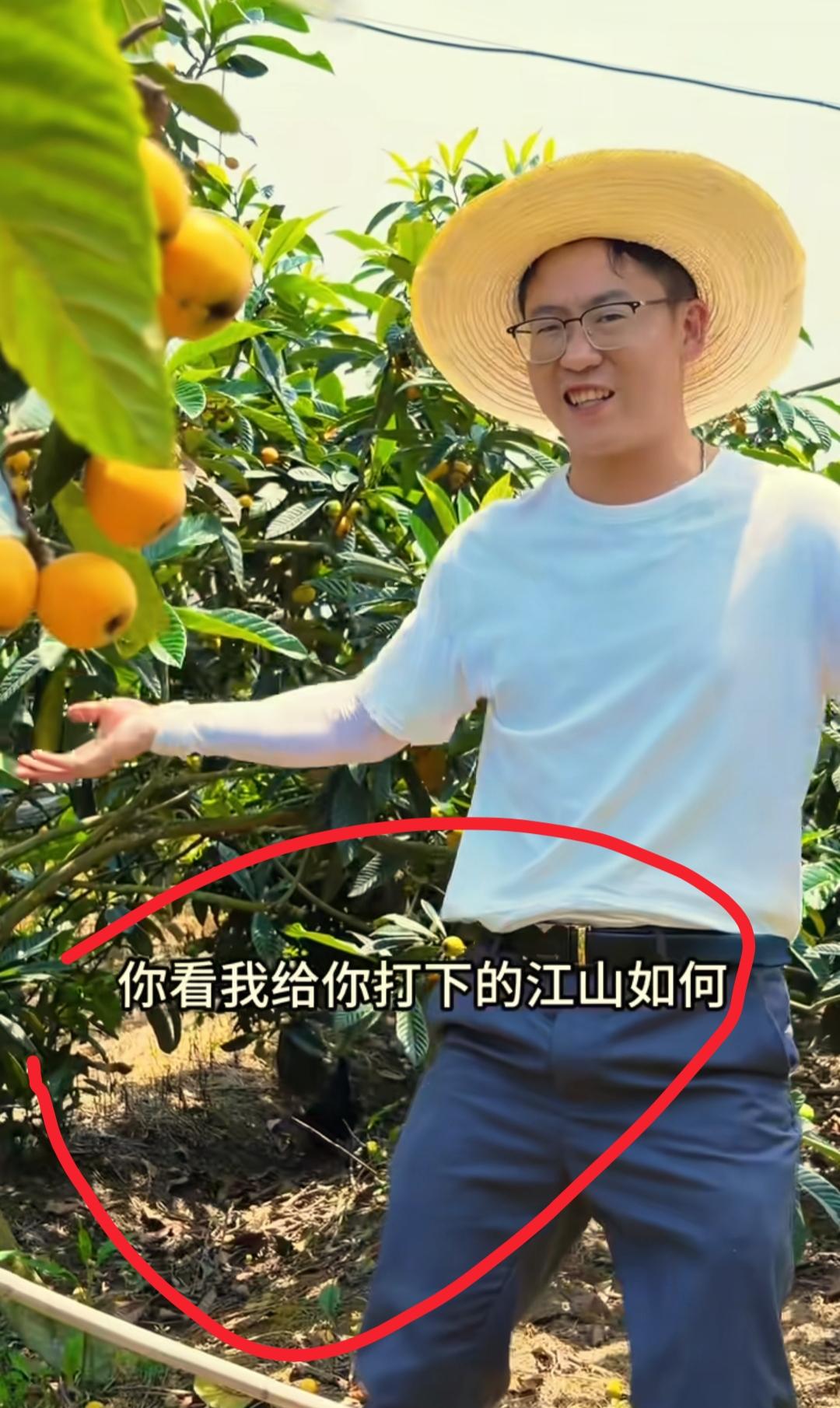 看到坤哥说"为你打下江山"我忍了
看到坤哥亲手喂小丫枇杷我也忍了
可是看到小丫蹲