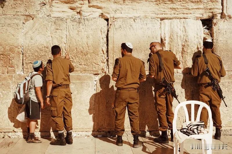 《以军检察官辞职！泄露虐囚视频藏啥隐情？》
😱大瓜！以军首席军事检察官突然辞职