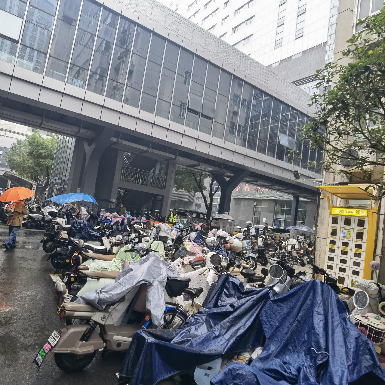 武汉同济医院的硬件建设也是杠杠的，每栋楼之间都有连廊连接，这样就可以足不出户到达