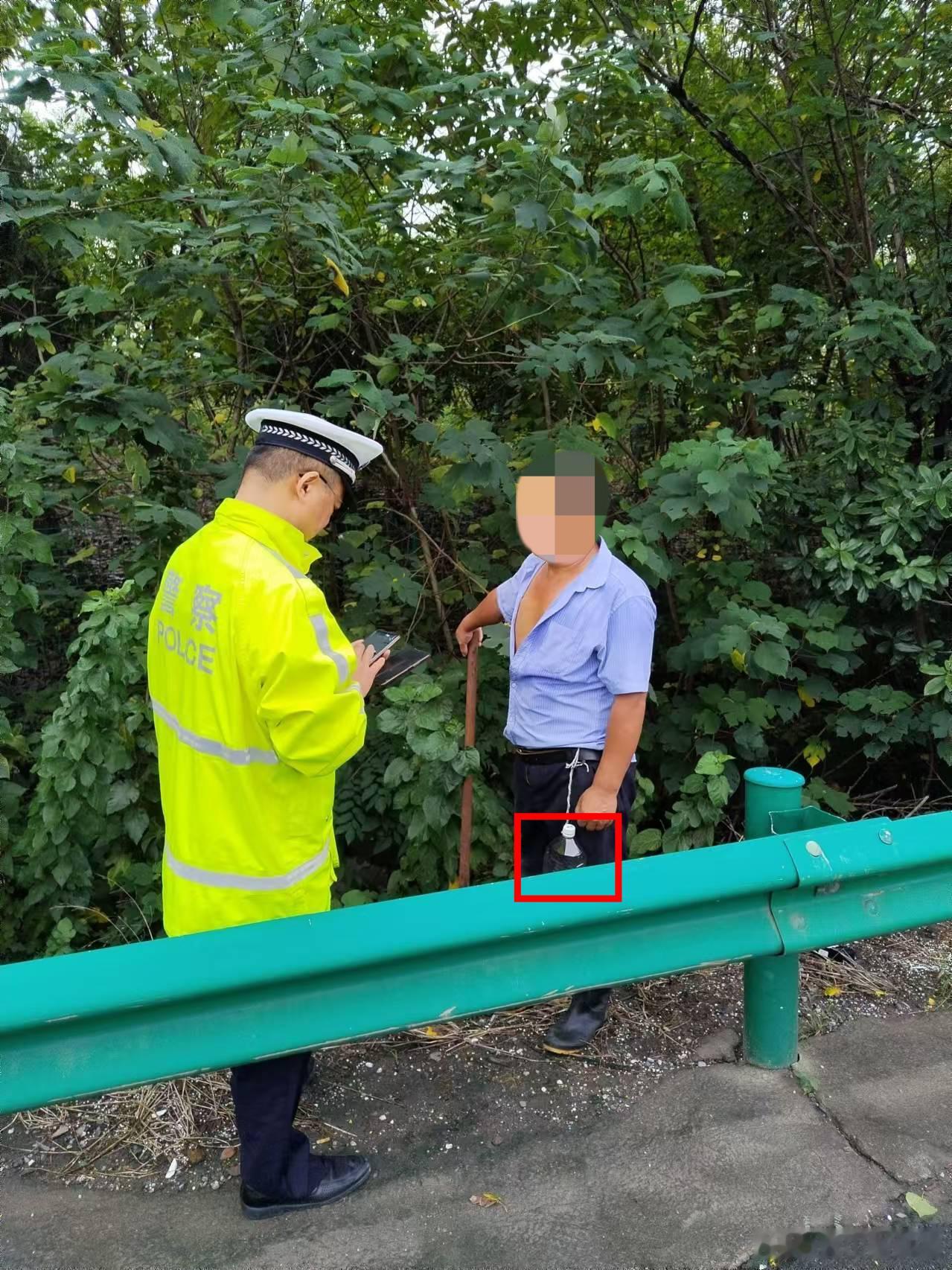 #男子步行上高速竟是为了捉蜈蚣#【太荒唐！上高速就为这件事】近日，安徽高速二大队