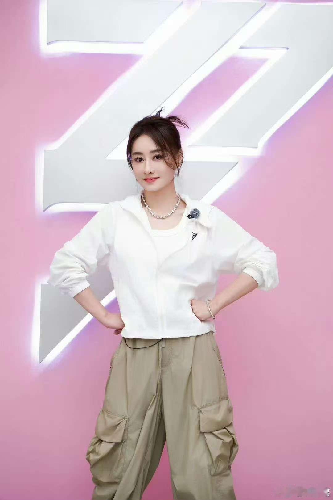 陈德容[超话]陈德容没有谈恋爱  乘风2025扫楼陈德容回应感情问题，坦言没恋爱