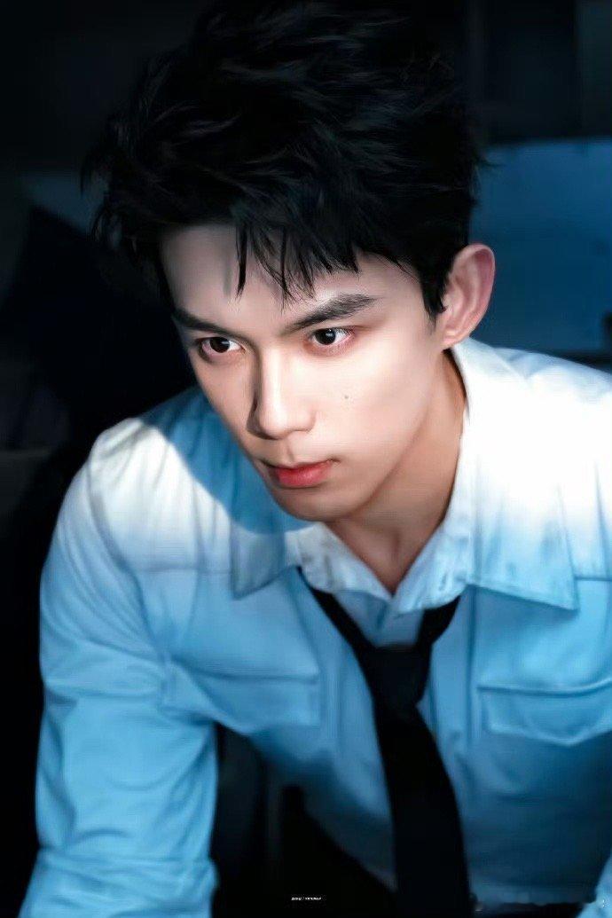 吴磊舰长往那一站就是权威 吴磊把舰长制服焊在身上吧！白衬衫穿出精英感，往那一站自