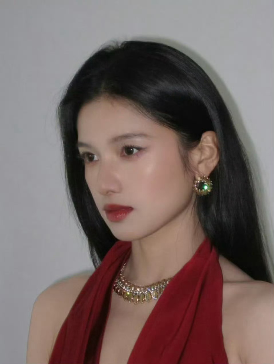 张婧仪[超话]张婧仪红裙CCD一些ccd封神时刻✨还是太适合ccd了，饰品消失术