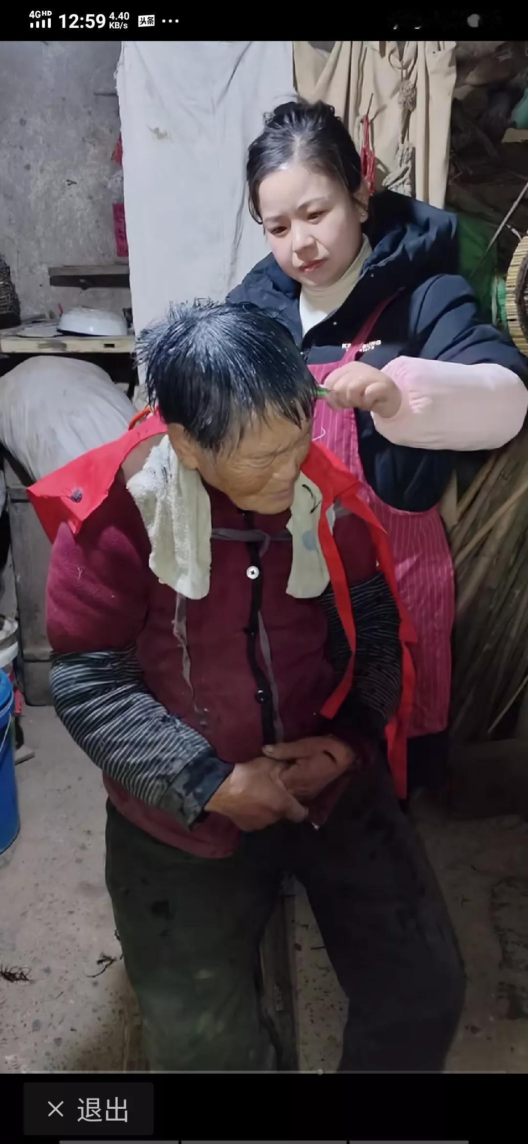 小万奶奶可真是幸福，儿孙孝顺得让人羡慕。
想想《活着》里徐家的兴衰，就知道家庭的