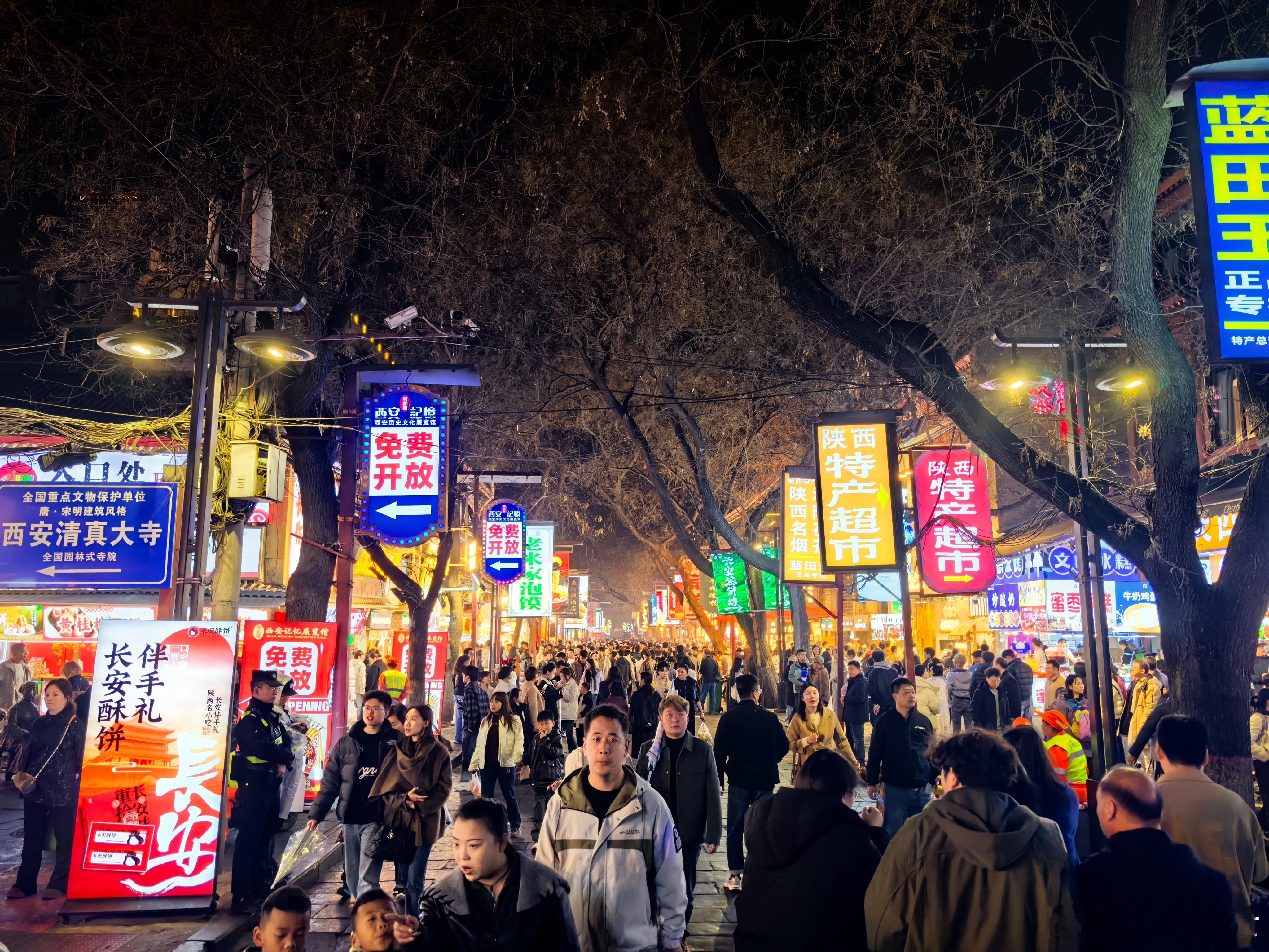 晚上请外地来西安旅游的朋友，在钟鼓楼附近的东亚饭店吃了个饭，光找停车位就找了四十