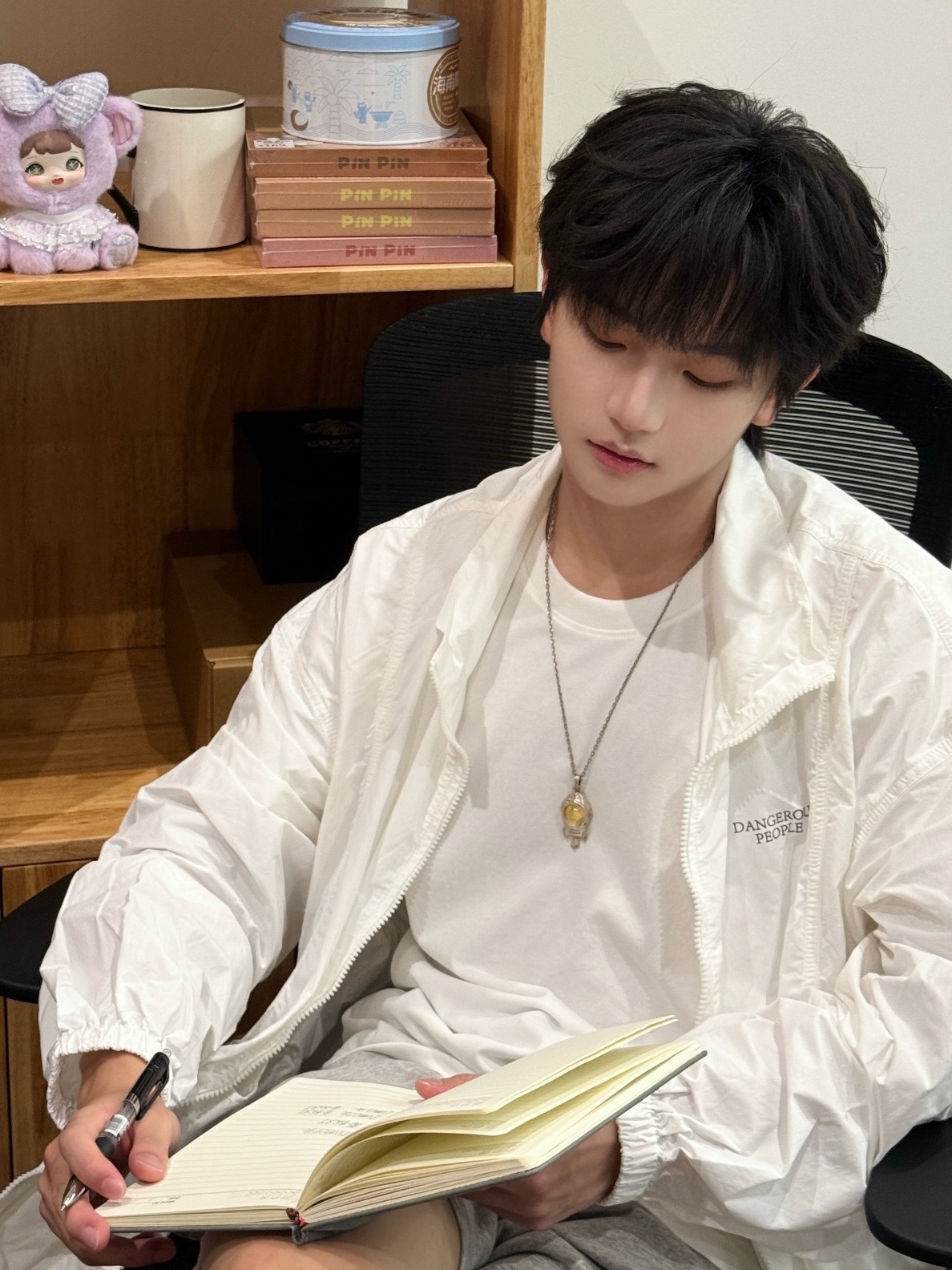 歪头ᗜ - ᗜTyping or Writing❓ ​​​