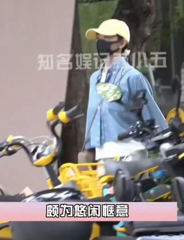 景甜风波后去做美容姐好像不会因为外界的什么事情改变，完全一个笨蛋美人，简单快乐的