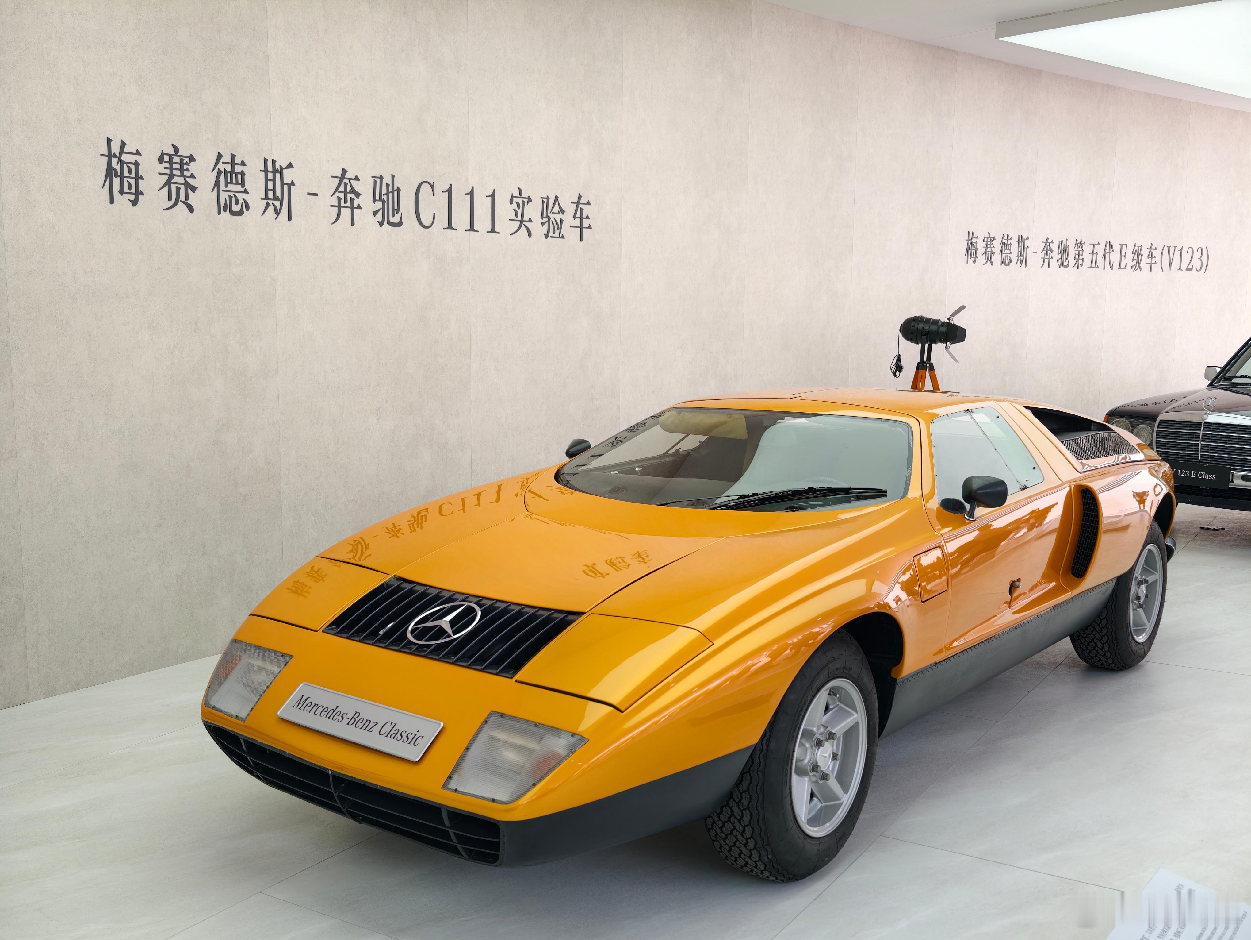 奔驰品牌日即将开始，把140年品牌的几台经典车都拉来了，其中最后这台奔驰E居然是