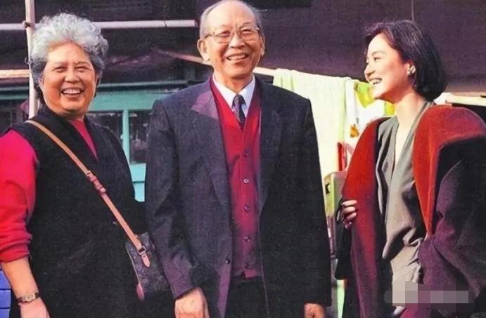 不多见，林青霞与父母亲的合影，母亲典型的山东老太太。

演艺圈里，很多港台明星的