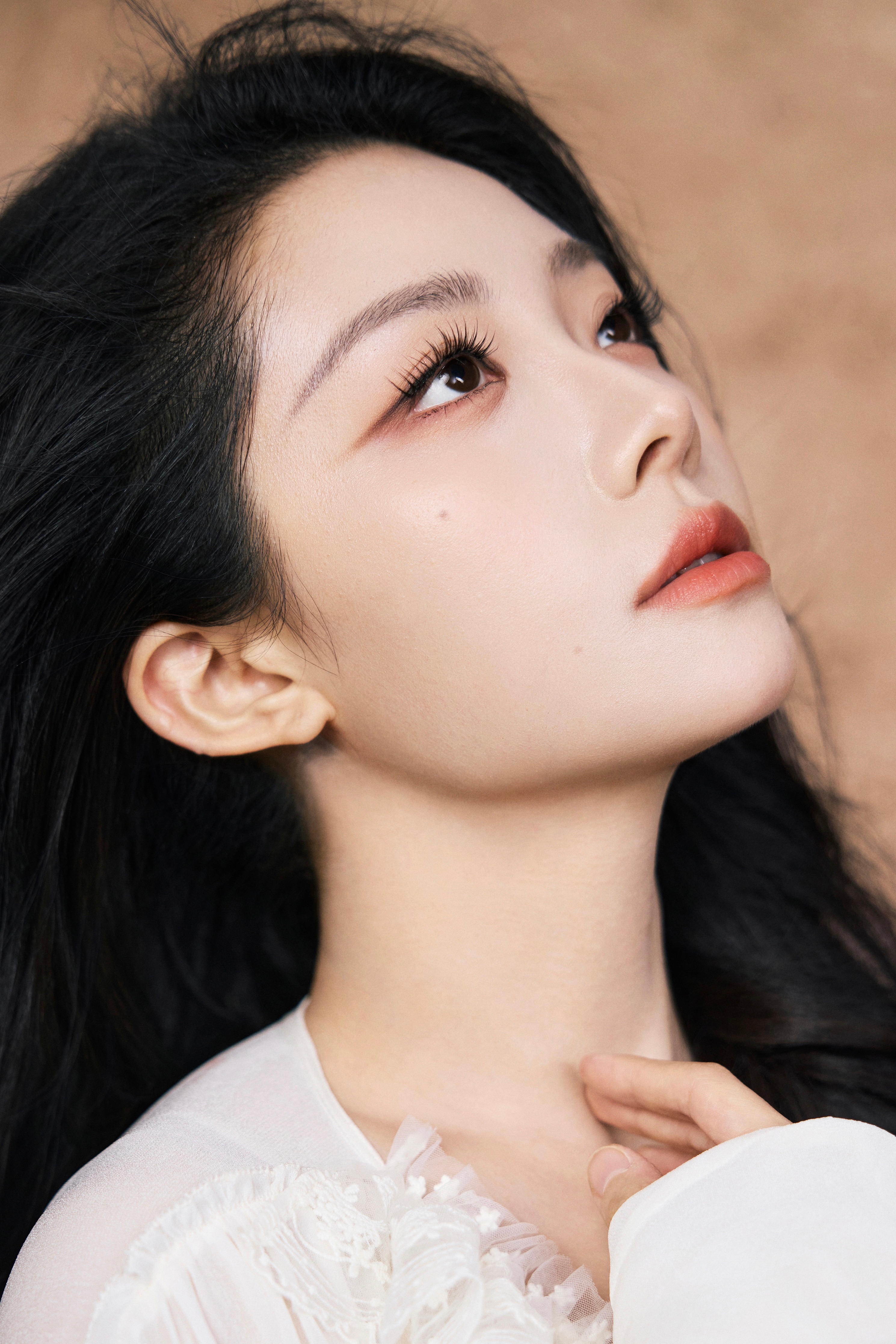 右脸两颗左脸一颗，这么名品的美人痣喻言有三颗 