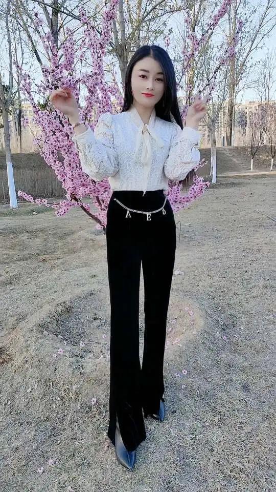电梯里替董事长扛下一个屁，普通资料员一路逆袭身居高位
 

 
上午八点四十分，