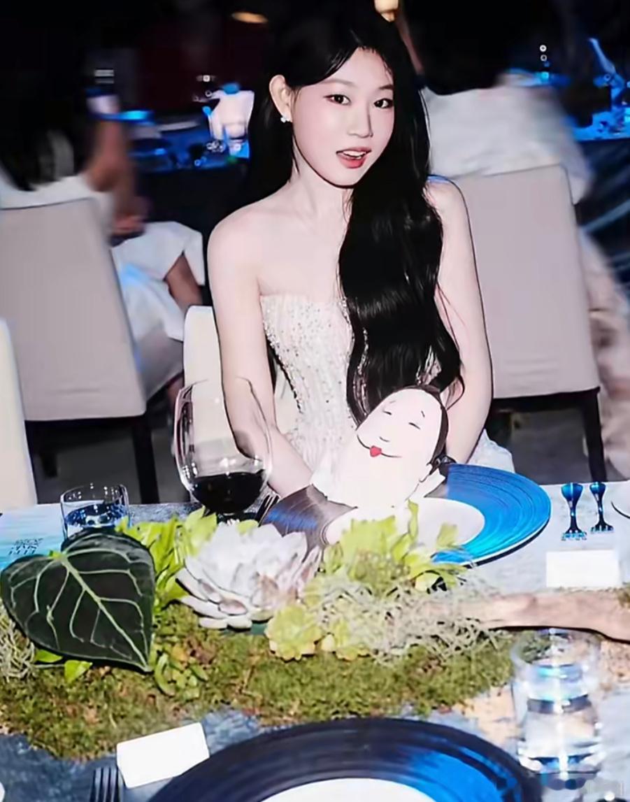 好喜欢这种可爱特别的羁绊，这只玩偶跟着沈佳润闯遍各种场合，普通人都不一定有阿贝贝