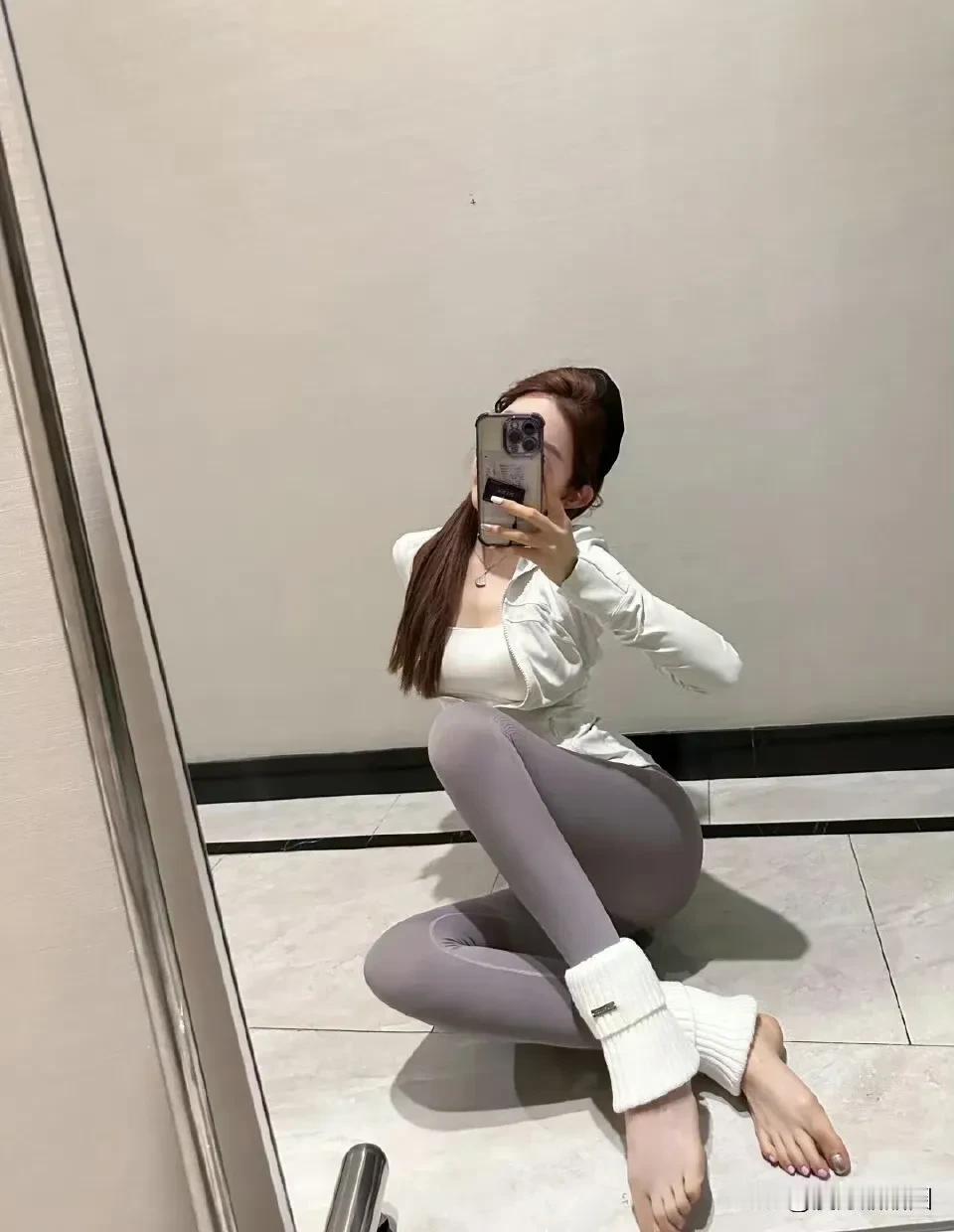 套袜不仅仅是为了保暖，它更是我运动穿搭中的一个亮点。它有着丰富多样的颜色和款式，