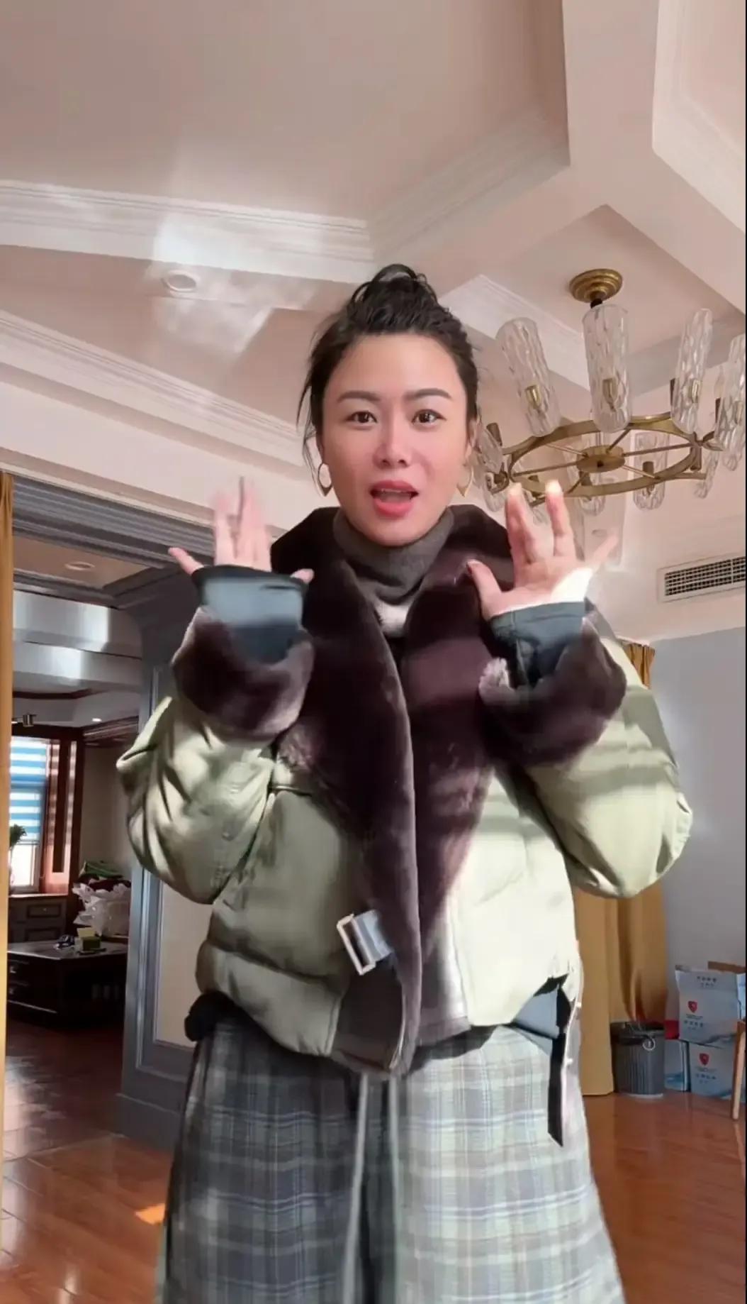 小辫哥回家那天，李女士把镜头对准自己，笑得比过年还灿烂。
半年前，她还在直播间里