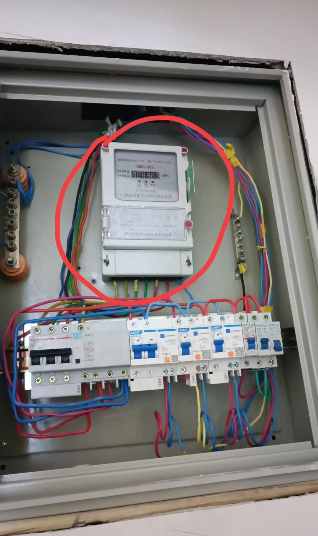 快到每个月月底抄电表的时候，老板让我提前几天把这电表上的线弄到反转，意思就是让电